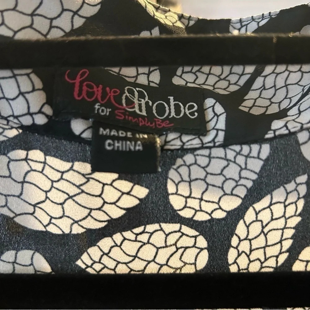 Love Drobe for Simply Be Sleeveless Collared Button Down Blouse (Plus Size) - Picture 6 of 6